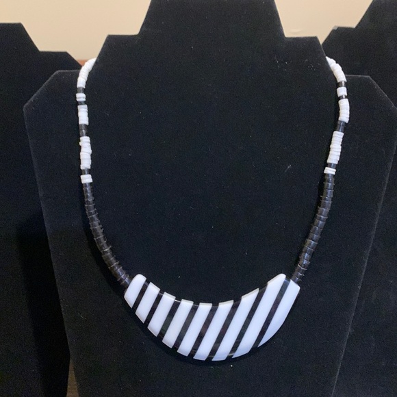 Vintage black/white beaded necklace with spring clasp - Picture 1 of 4